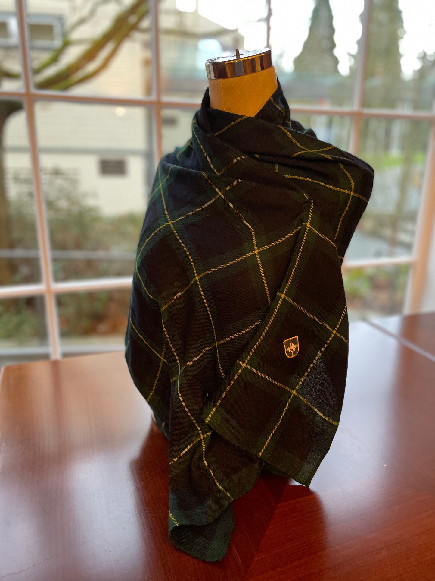 GORDON TARTAN PASHMINA WITH CREST